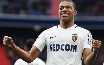 利来精华-内马尔突破被犯规瞬间